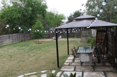 1208 Cedar Ave, Austin TX 78702-1425 exterior