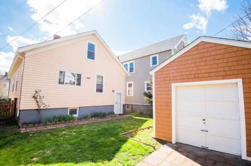 27 Peckham Ave, Middletown RI 02842-5731 exterior