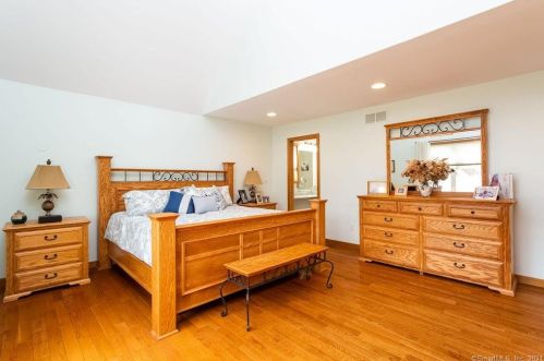 19 Green Field Ln, North Haven CT 06473-4039 exterior