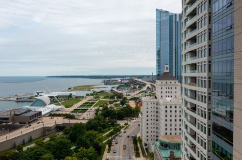 923 Kilbourn Ave, Milwaukee WI  53202-3421 exterior