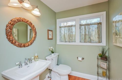 303 Mamanasco Rd, Ridgefield CT 06877-2425 exterior