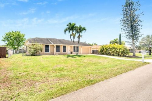 5040 31 Ave, Naples FL 34116-8104 exterior