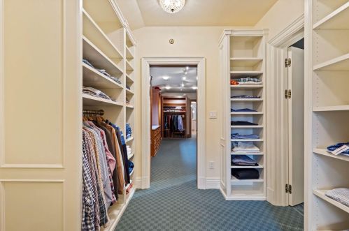 9303 Vly Hl Rd, Milwaukee WI 53217-1039 exterior