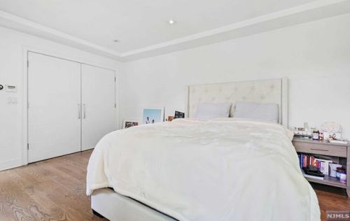 24 Casta Ln, Edgewater NJ 07020-1504 exterior