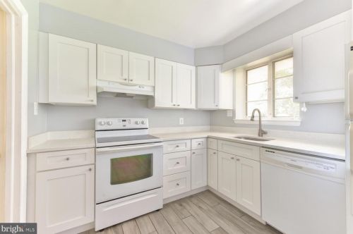 1642 Evers Dr, Mc Lean VA  22101-5012 exterior