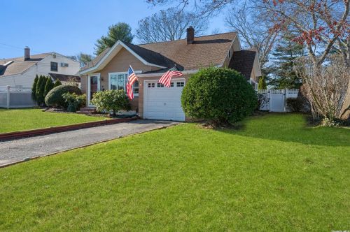 20 Anchor Ct, Babylon, NY 11704-7422