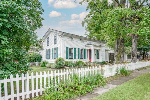 832 Elmwood St, Kalamazoo, MI 49007-3255