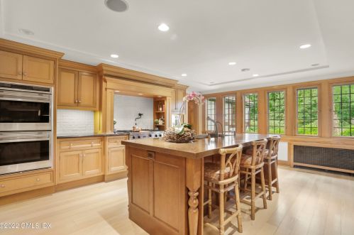 528 Field Point Rd, Greenwich CT 06830-6446 exterior