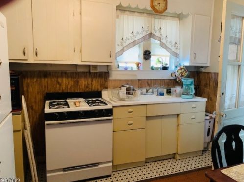 72 Pine St, Bridgewater NJ 08807-2719 exterior