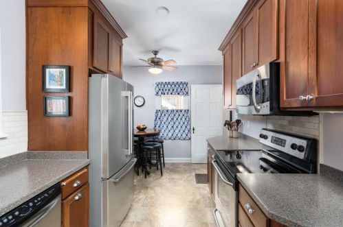 906 Mdw Pl, Milwaukee WI 53217-5737 exterior