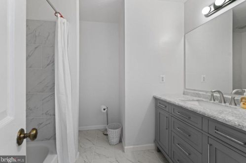 5307 Gln Grn Ct, Alexandria VA 22315-4230 exterior