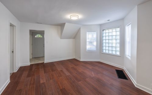 8542 Oglesby Ave, Chicago IL 60617-5251 exterior