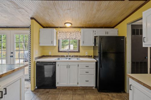 663 Maple Is Rd, Meskegon MI 49442-9479 exterior