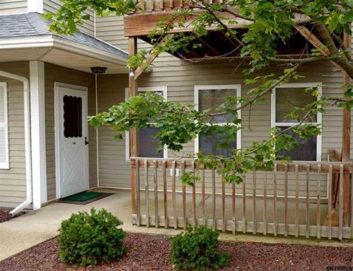 104 Cambridge Manor Dr, Schenectady, NY 12302-2446