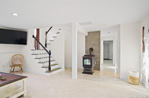 39 Tra Mart Dr, Uncasville CT  06382-1115 exterior