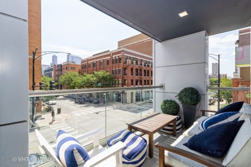 1000 Monroe St, Chicago IL  60607-2604 exterior