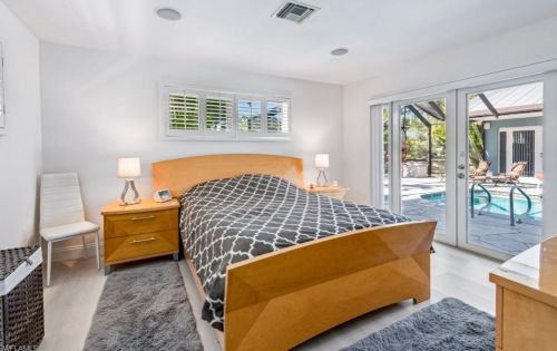 1550 Sandpiper St, Naples FL 34102-1595 exterior