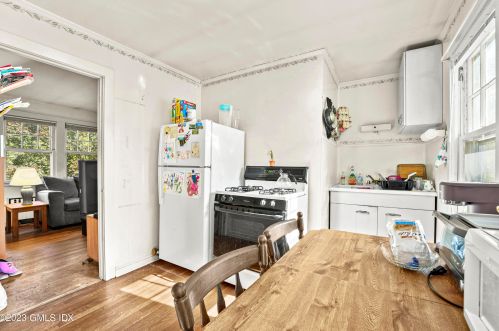 18 Comly Ave, Greenwich CT 06831-4933 exterior