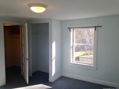 87 St, Windsor CT 06095-2408 exterior