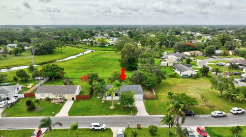 1925 Redwing Cir, Fort Pierce FL 34952-8834 exterior