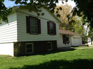 111 Country Lake Dr, Pekin, IL 61554-9218