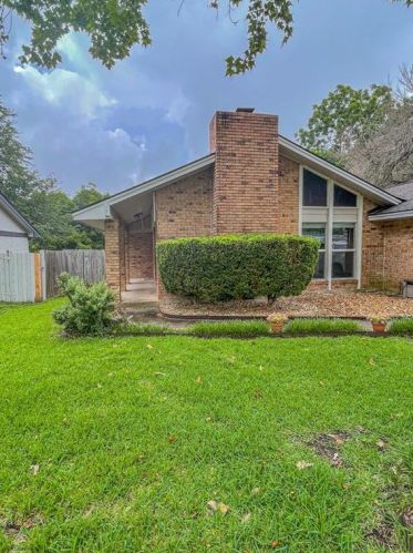 9425 Braeburn Gln, Austin TX  78729-2804 exterior