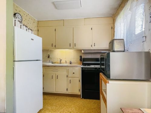 47 Cornell Dr, Clark NJ 07066-3206 exterior