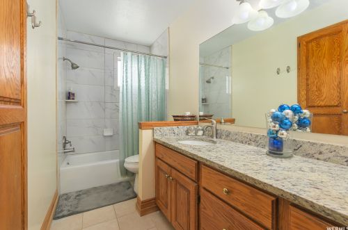 8842 Sunridge Dr, Sandy UT 84093-7044 exterior