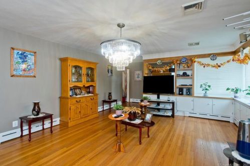 4 Mitchell Dr, Enfield CT 06082-4916 exterior