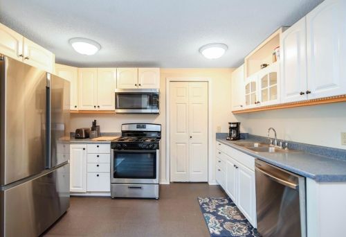 33 Geneva St, Springfield, MA 01151-1807