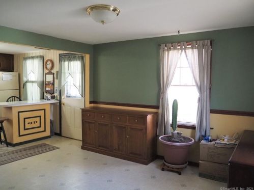 94 Hawthorne St, Manchester CT 06042-3021 exterior