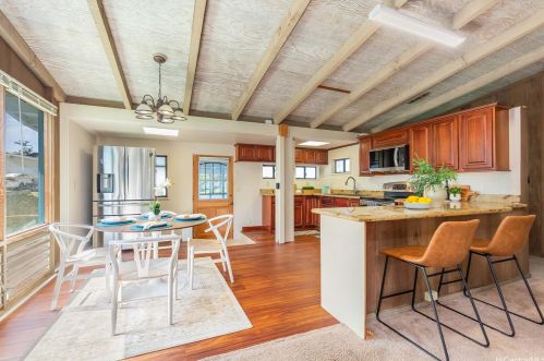 698 Ahukini St, Honolulu, HI 96825-2430