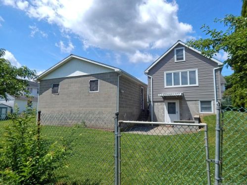 75 Smith St, Derby CT 06418-1217 exterior