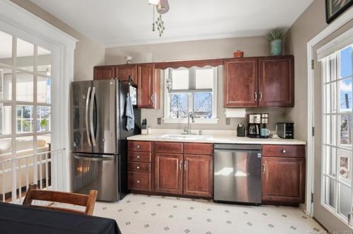 13 Prospect St, Greenwich CT 06830-6820 exterior