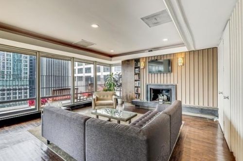 201 Chestnut St, Chicago IL  60611-2358 exterior