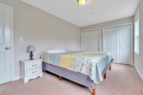 6 Townsend Dr, Dover NH 03820-6514 exterior