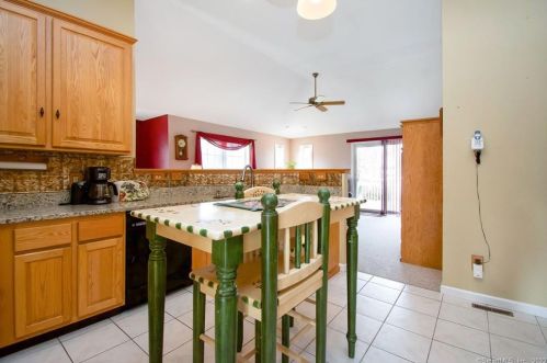 51 Berrios Hl Rd, Windsor CT 06095-1003 exterior