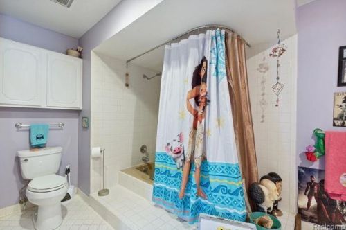 1201 Oakwood Ct, Rochester MI 48307-2539 exterior