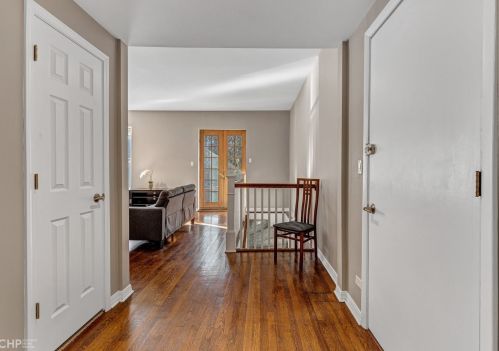 1014 Byron St, Chicago, IL 60613-2910