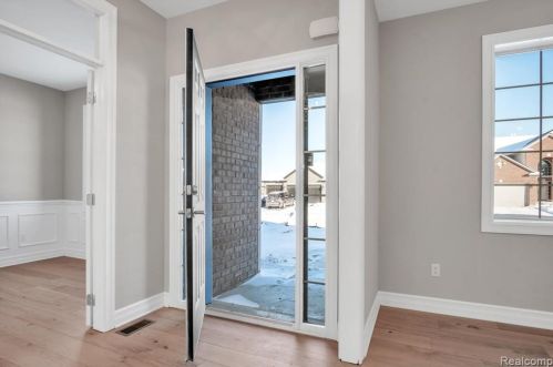 19221 Thompson Dr, Macomb Township, MI 48042-6250