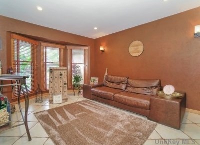 8 White Spruce Cir, Commack NY 11725-4323 exterior