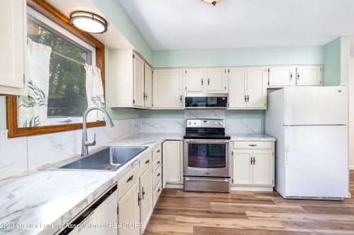 1225 Sandhill Dr, Dewitt MI 48820-9551 exterior