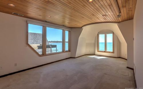 8 Seaside Ave, Milford CT 06460-6301 exterior