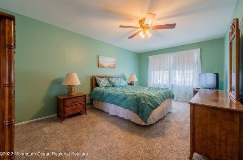 22 Plafsky Dr, Edison NJ 08817-2239 exterior