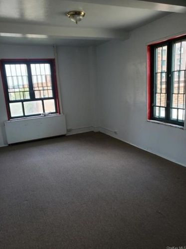 1501 Metropolitan Ave, Bronx NY 10462-6101 exterior