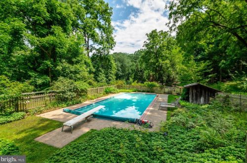 8526 Georgetown Pike, Mc Lean VA 22102-1206 exterior