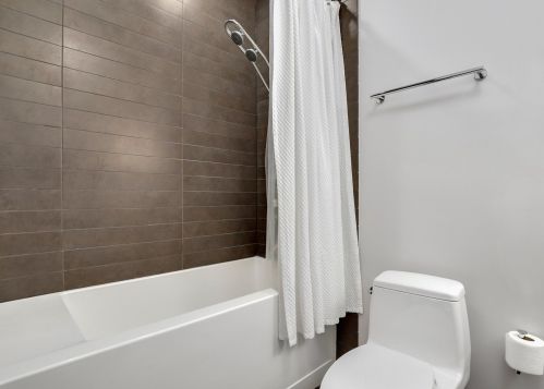 2220 Potomac Ave, Chicago IL 60651-1854 exterior