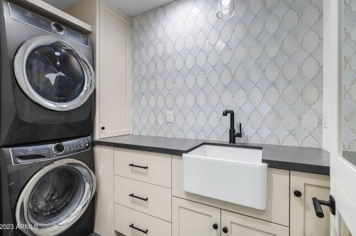 5841 Echo Canyon Cir, Phoenix AZ 85018-1243 exterior