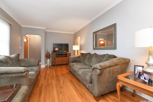 76 Elm St, Valley Stream NY  11580-5008 exterior