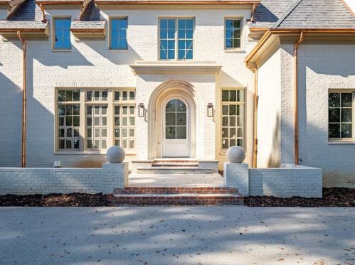 3364 Knollwood Dr, Atlanta GA 30305-1022 exterior